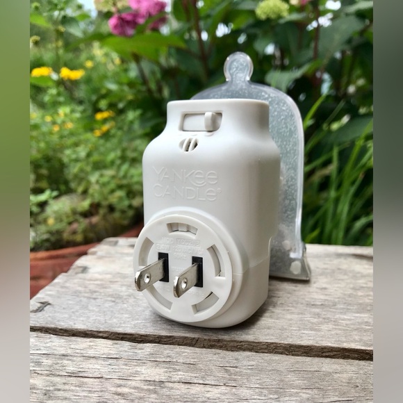 2/$10 YANKEE CANDLE Electric Scent Warmer Snow House Scene Wall Plug In Diffuser - Picture 2 of 9